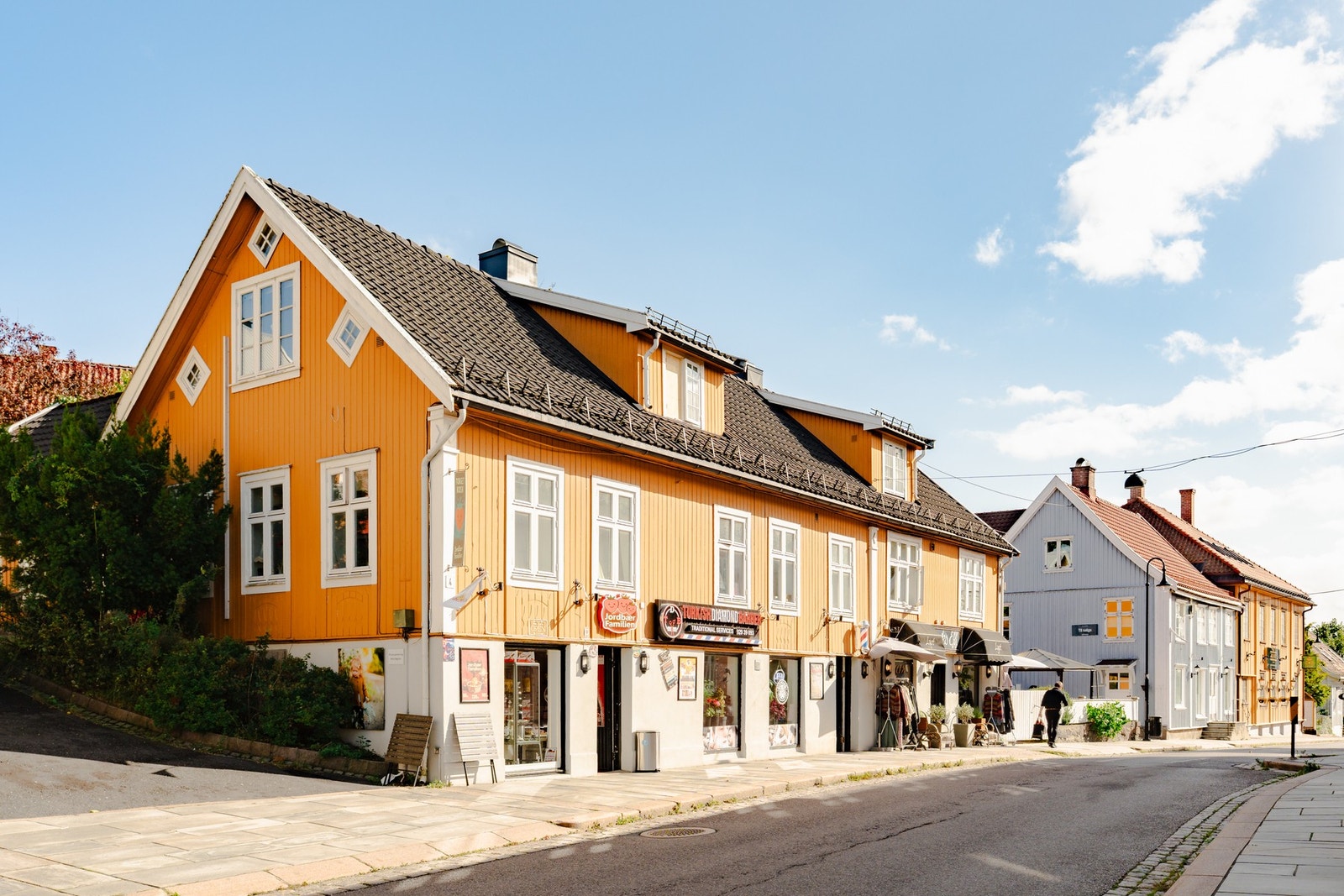 Klokkeveien 15 ligger i et attraktivt og barnevennlig boligområde i Drøbak, med kort vei til både fjorden, marka og sentrum. Galleribilde
