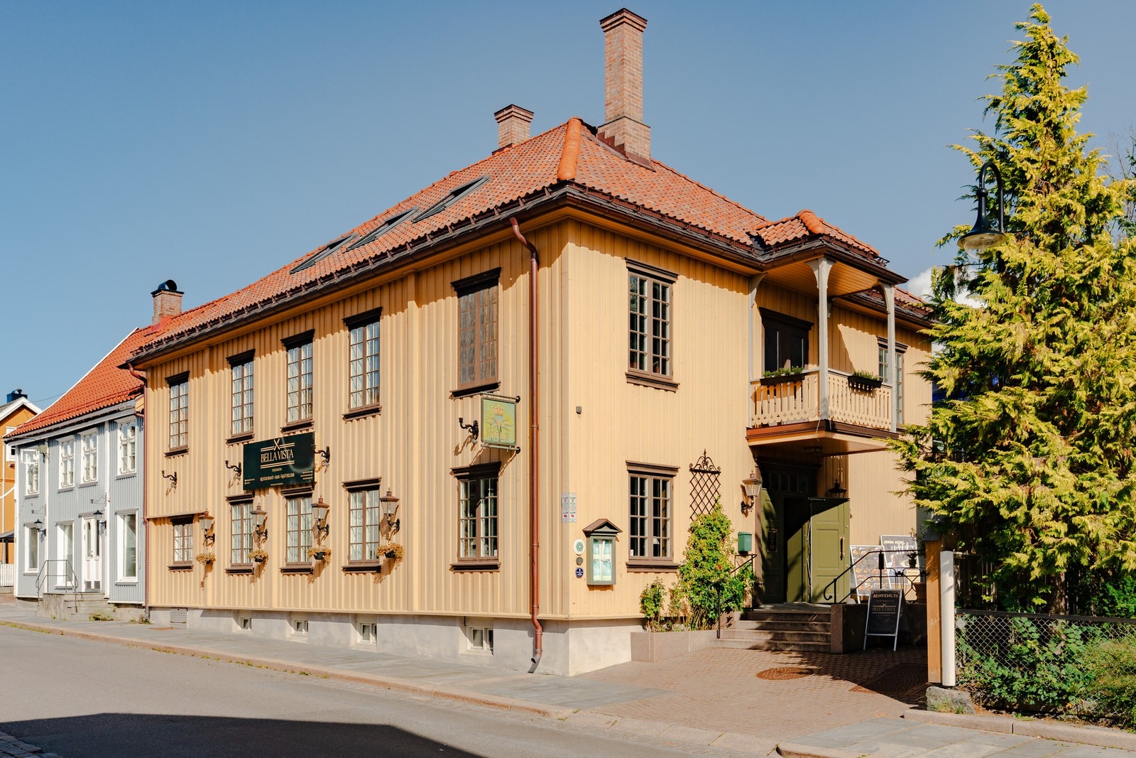 Det er også kort vei ned til Drøbak sentrum, hvor du kan ta ekspressbuss til Oslo på ca. 35 minutter. Galleribilde