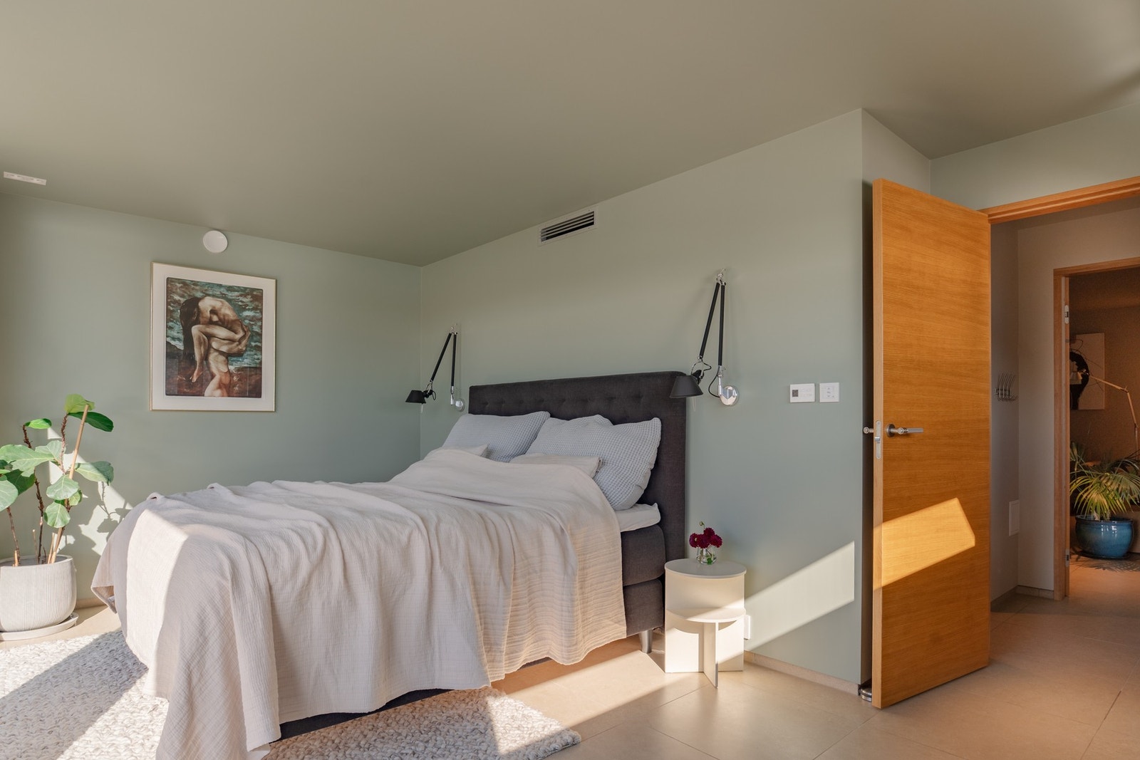 Et lyst og innbydende hovedsoverom som skaper en rolig og avslappende atmosfære. Galleribilde