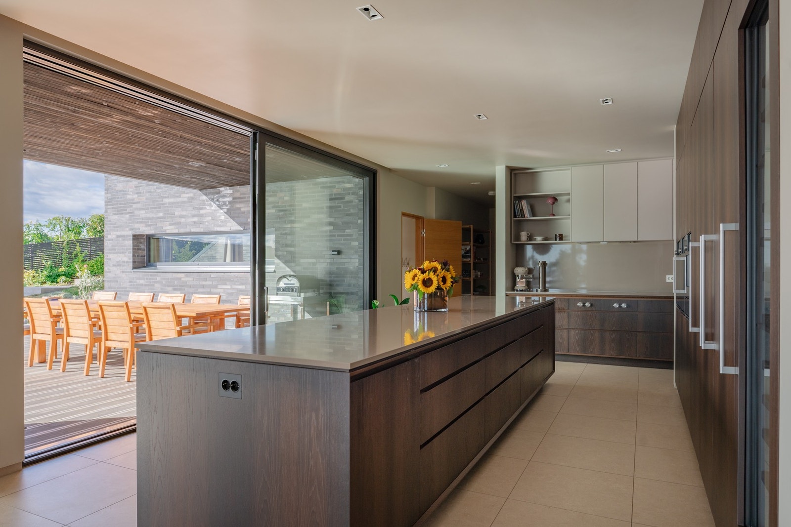 Eksklusivt kjøkken i heltre røkt eik og dels lyse fronter over selve kjøkkenbenken. Galleribilde