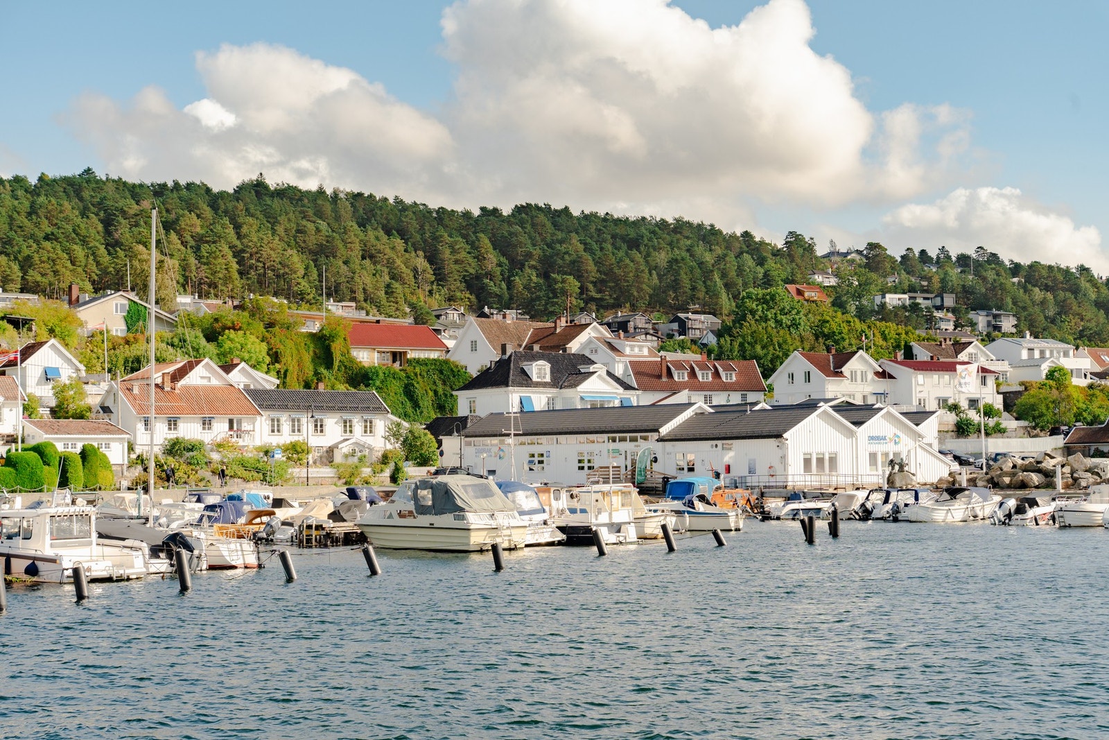 Her ligger også båthavn og gjestehavn. Galleribilde