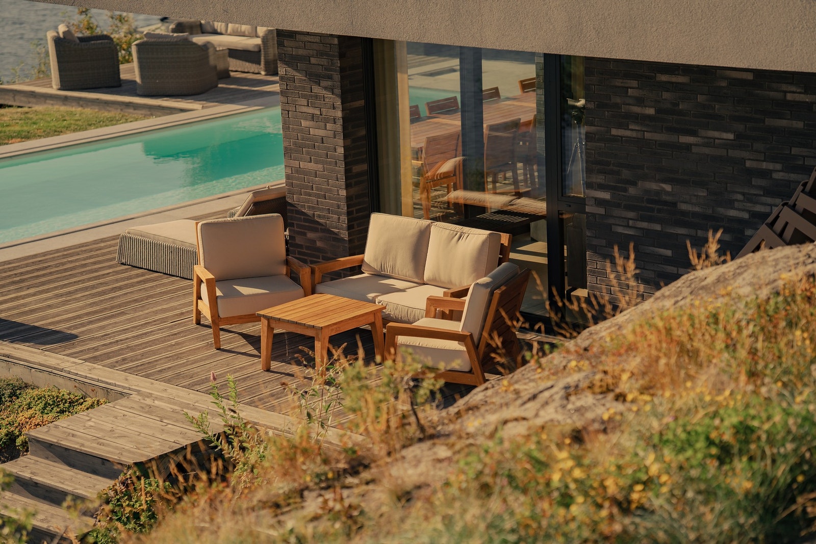 Et innbydende loungeområde ved bassenget. Galleribilde