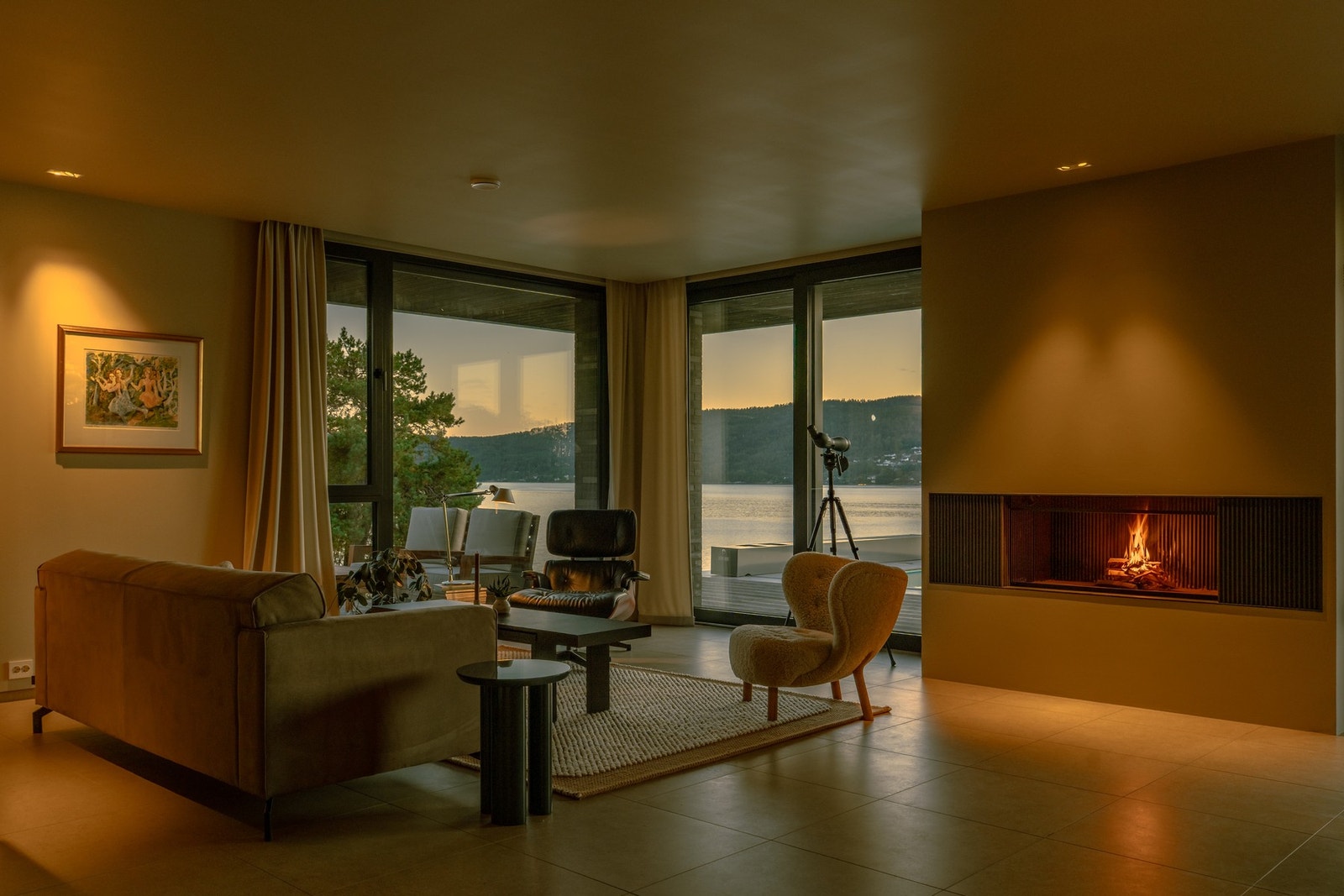 Åpent oppholdsrom der naturen utenfor blir en del av interiøret. Galleribilde