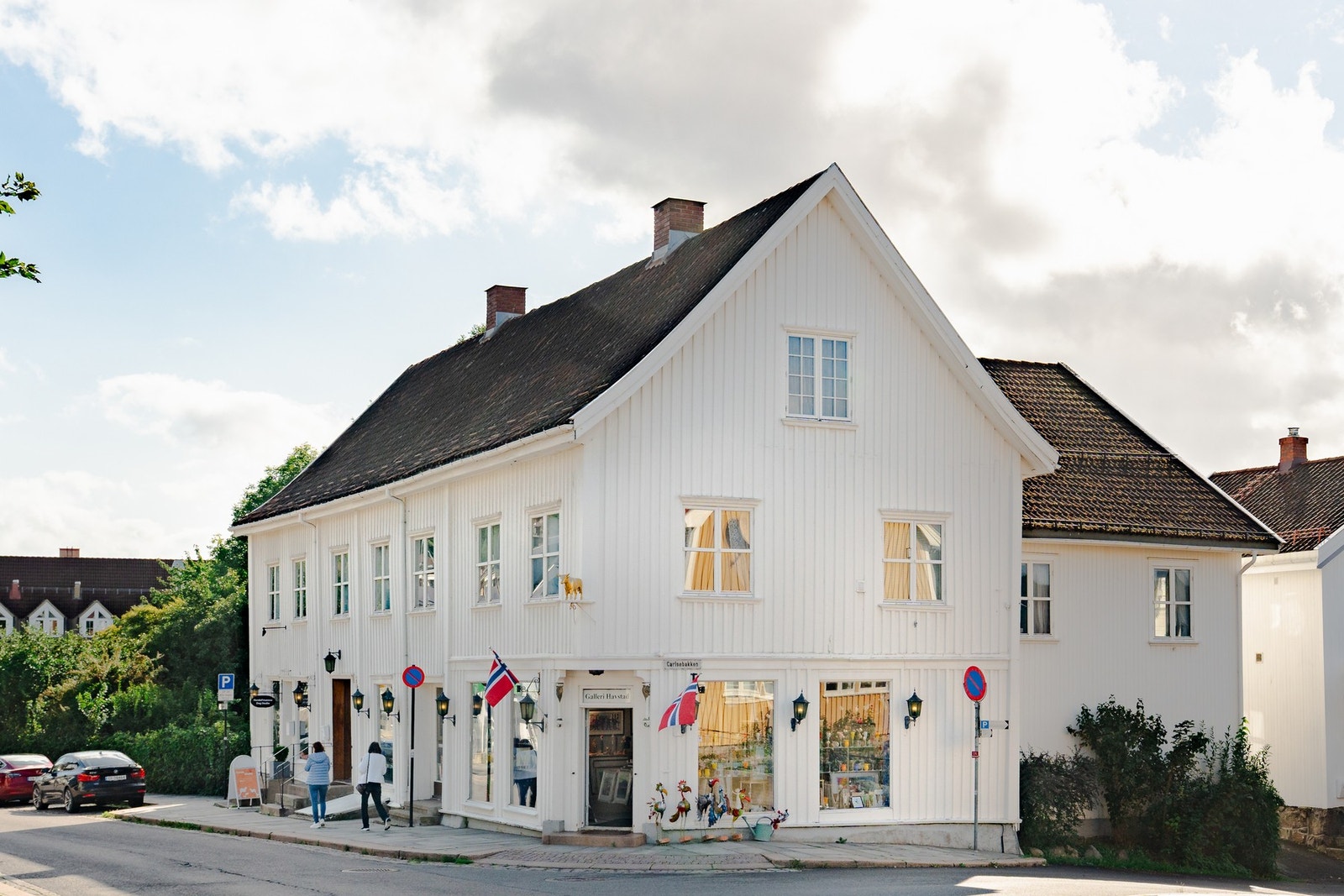 I Drøbak sentrum finner du et sjarmerende handelsmiljø med torg, hyggelige kafeer, bakerier, restauranter, interiør- og klesbutikker, kino, kunstgallerier og små butikker med særpreg. Galleribilde