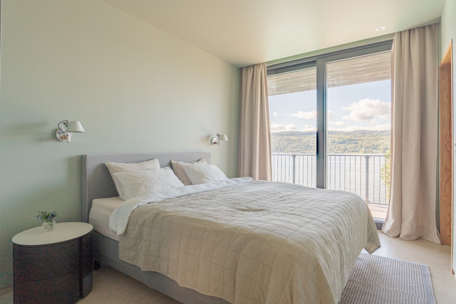 Med utgang til terrasse og sjøutsikt. Soverommet har inngang til eget baderom. Galleribilde