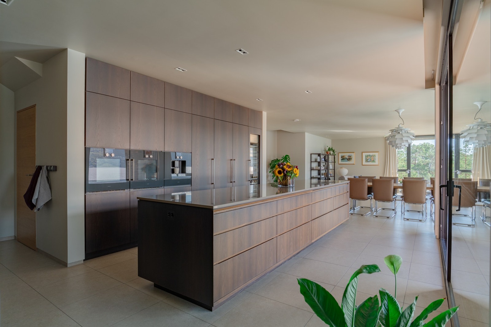 Alt av hvitevarer er fra leverandør GAGGENAU, unntatt kjøl- og fryseskapene som er av merket Siemens. Galleribilde