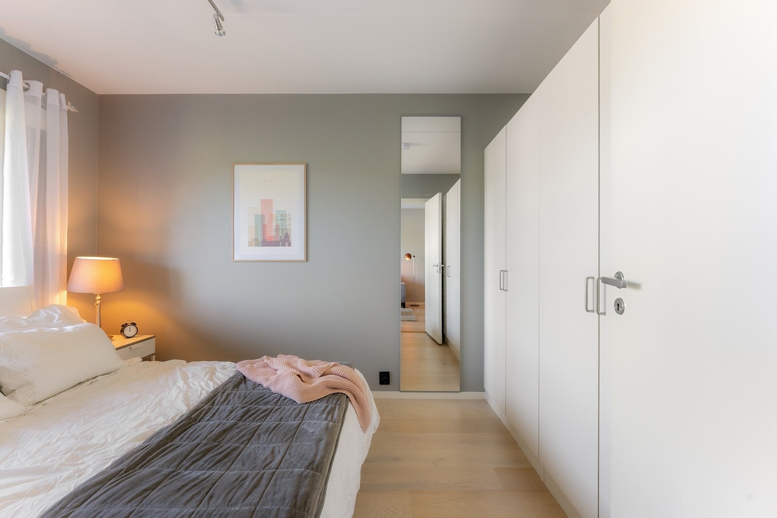 Det er god plass til flere garderobeskap på soverommet. Galleribilde