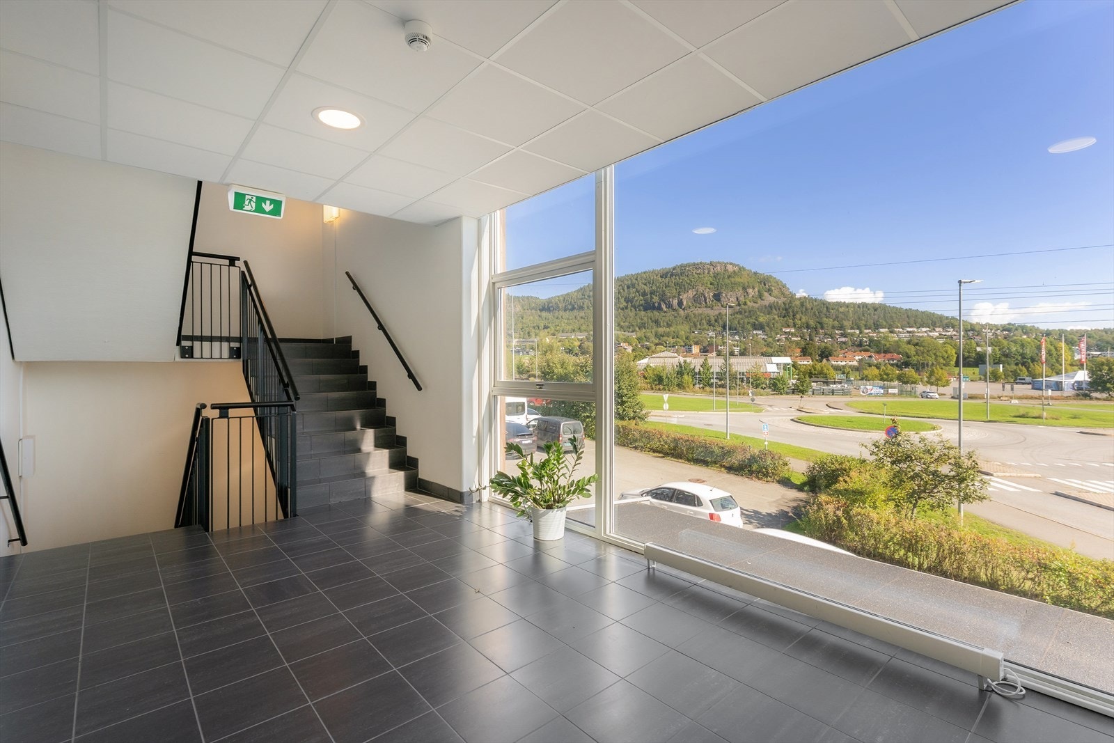 Lys og åpen trappeoppgang gjør dette til et hyggelig fellesområde. Her er det godt å komme hjem. Galleribilde