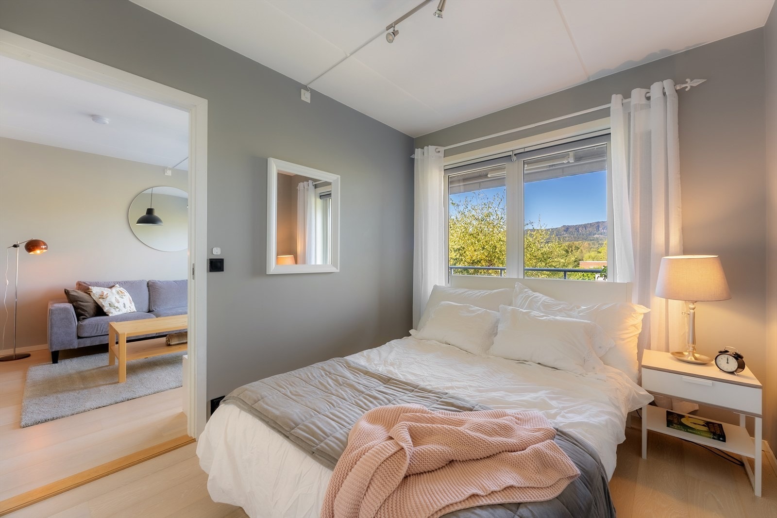 Soverommet er plassert innenfor stuen og har vindu ut mot balkongen. Galleribilde