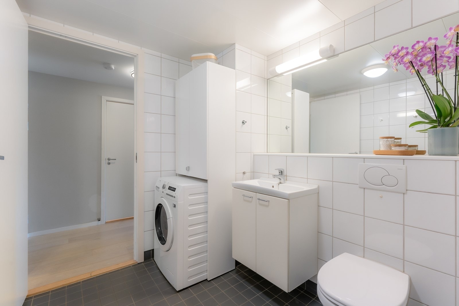 Det er opplegg for vaskemaskin på badet. Galleribilde