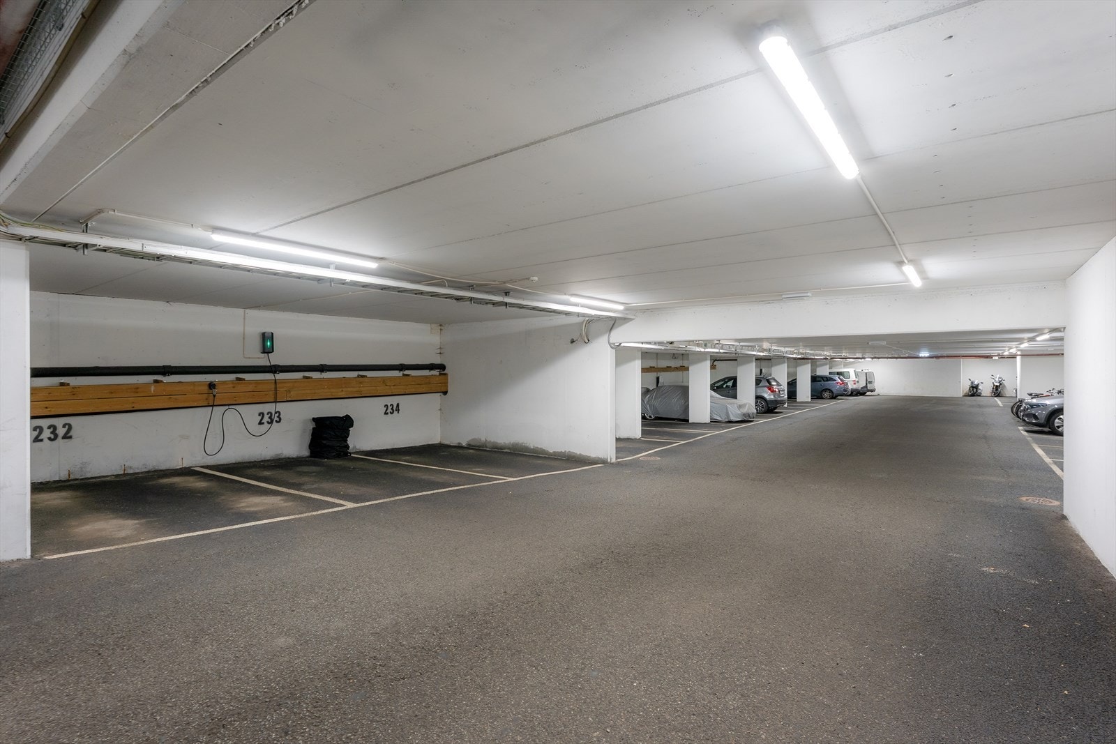Det medfølger en parkeringsplass (nr233) i felles garasjeanlegg. Her er det montert lader. Galleribilde
