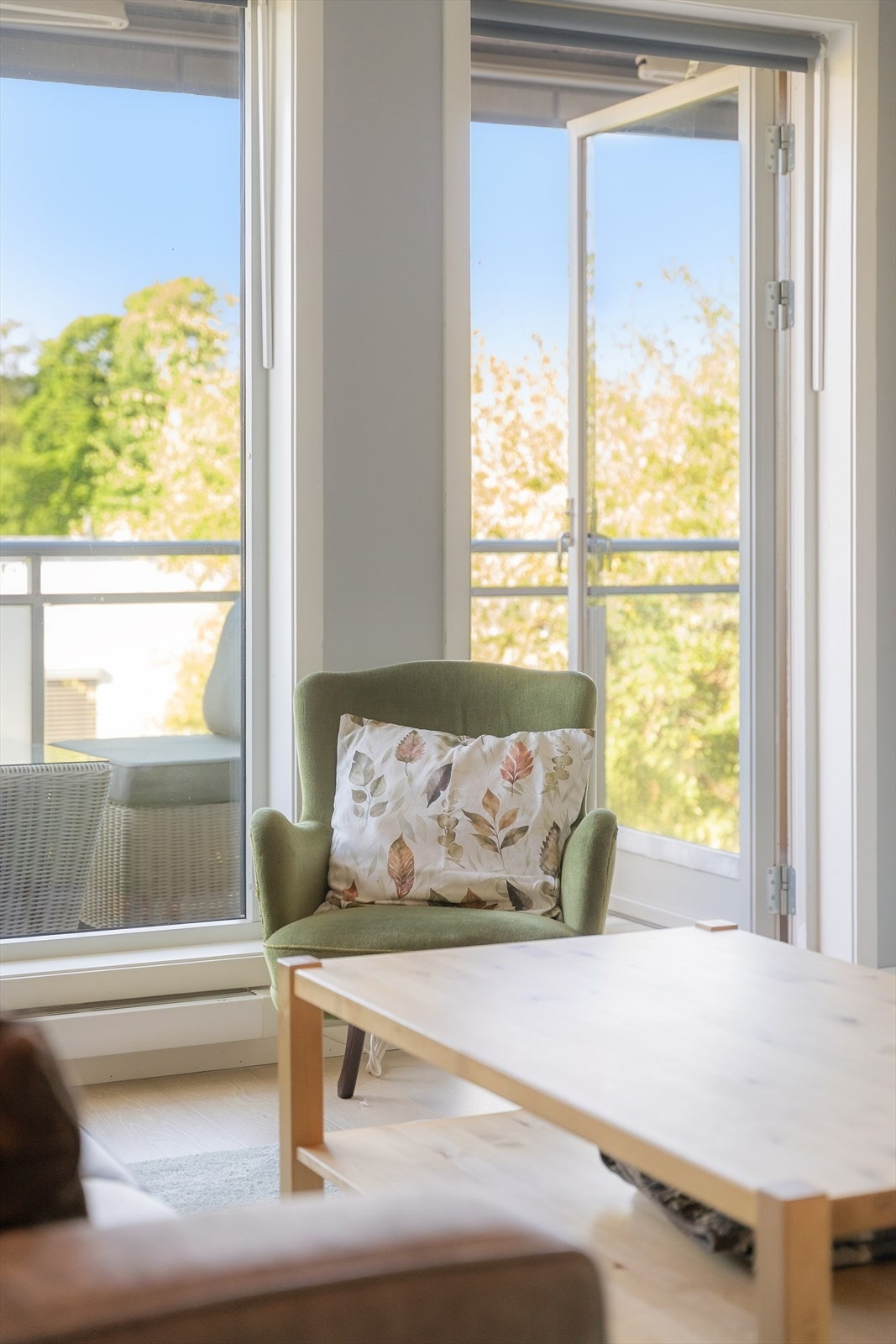 Fra stuen er det utgang til balkongen som blir en naturlig forlengelse av stuen på varmere dager. Galleribilde