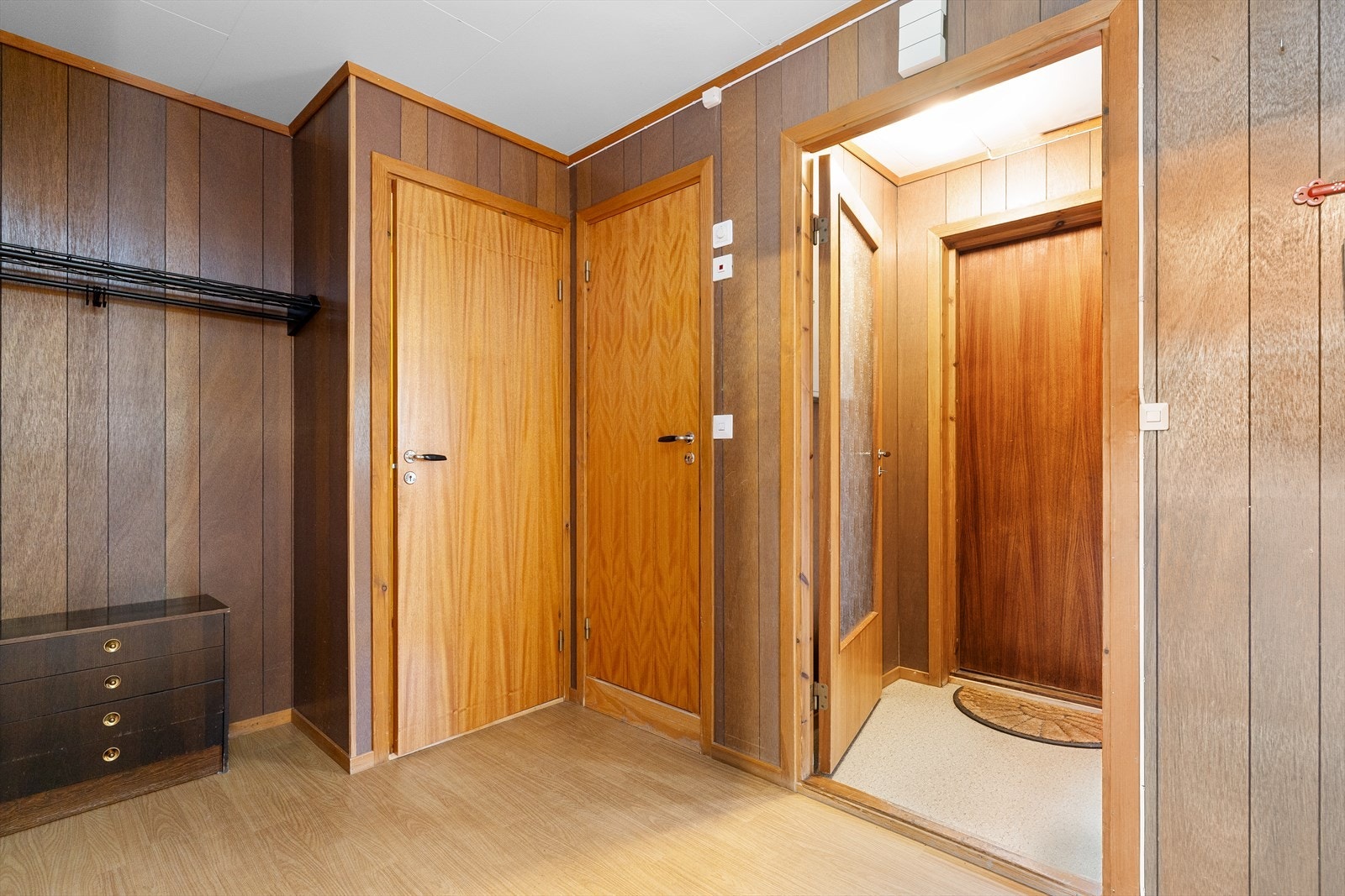 I entréen er det gode muligheter for oppheng og oppbevaring av yttertøy. Velkommen inn! Galleribilde