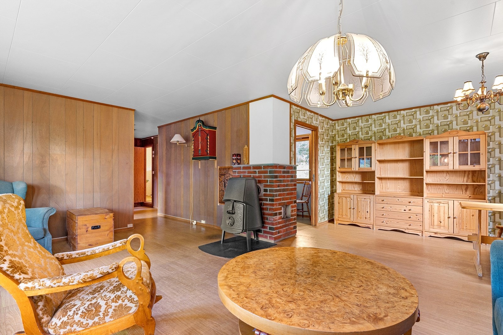 Boligen har en romslig stue med gode møbleringsmuligheter og plass til både sofagruppe og spisebord. Galleribilde