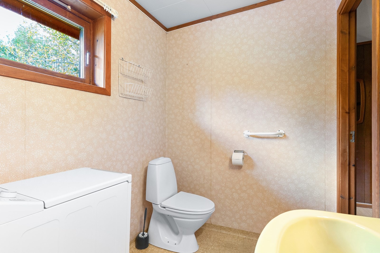 Badet er utstyrt med vegghengt servant, toalett og dusjsone, samt opplegg for vaskemaskin. Galleribilde