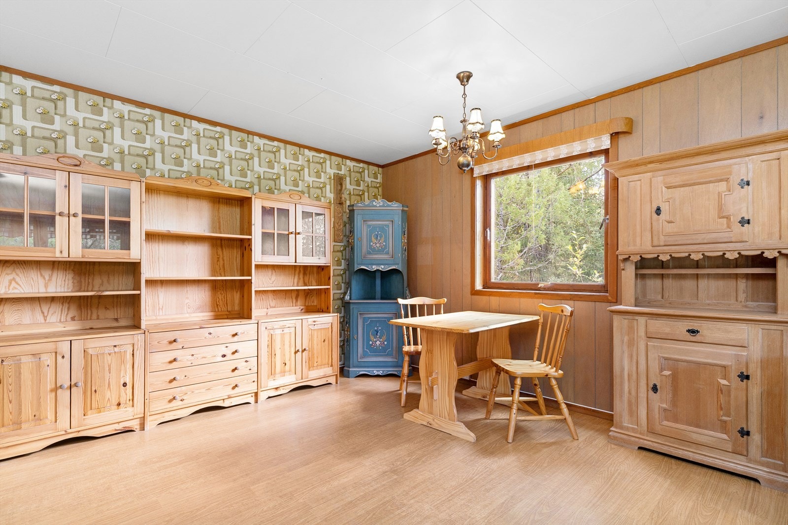 Innvendig har boligen gulv med belegg, vegger kledd med en kombinasjon av tapet, panelplater, vinyltapet og malte plater, samt himlinger med himlingsplater. Galleribilde