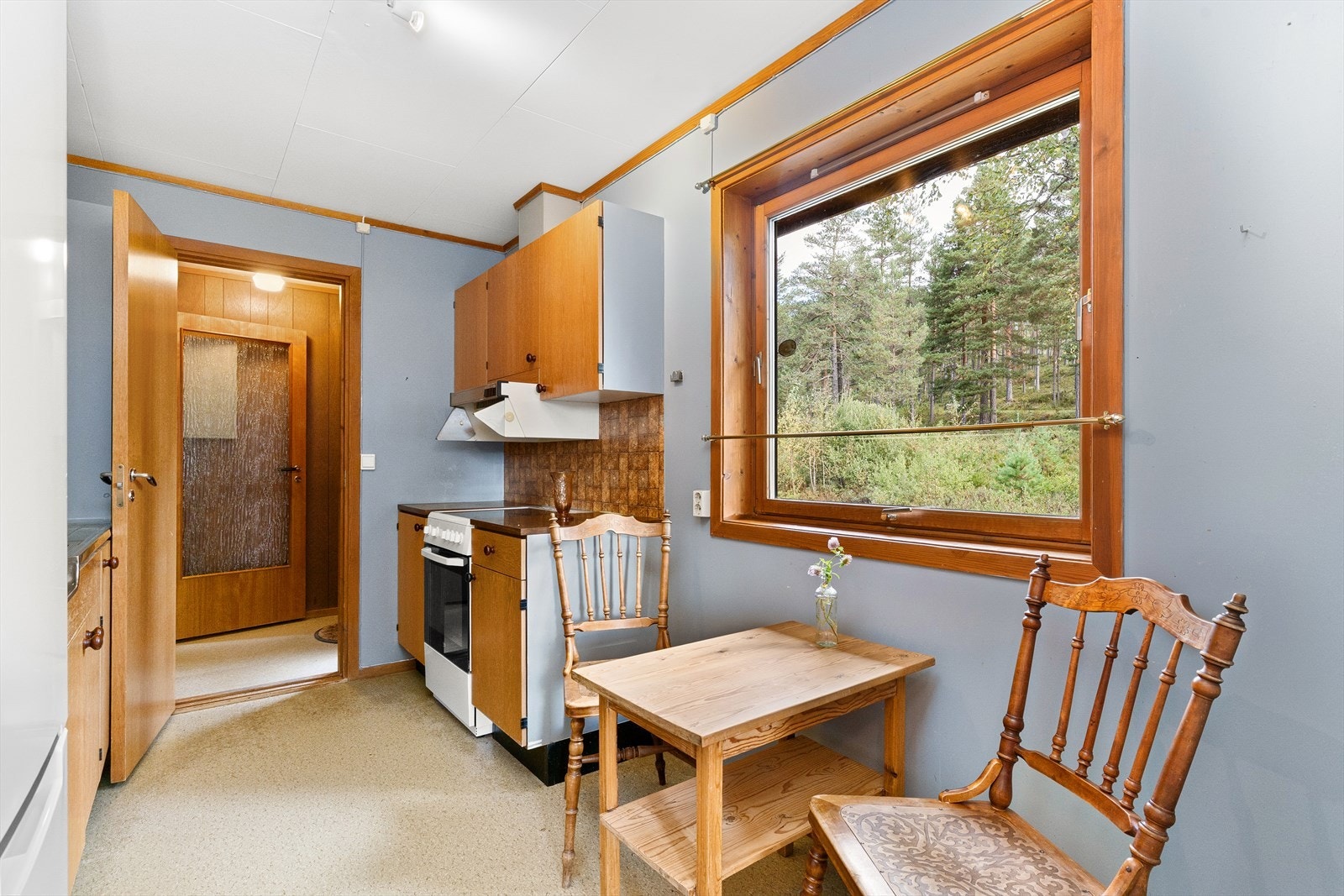 Kjøkkenet har ventilator med avtrekk ut, og det er plass til et mindre kjøkkenbord. Galleribilde