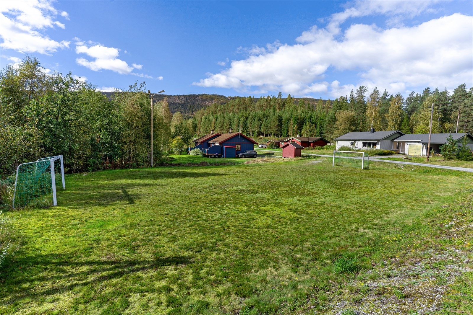 Eiendommen ligger i et rolig og godt etablert boligområde med nærhet til både bygda og flotte turområder. Galleribilde
