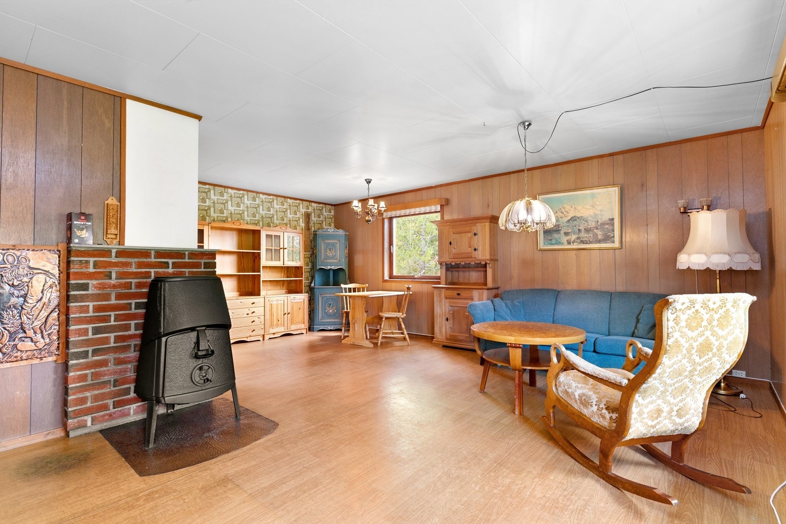 Gode vindusflater gir godt lysinnslipp og en vedovn gir god oppvarming på kalde dager. Galleribilde