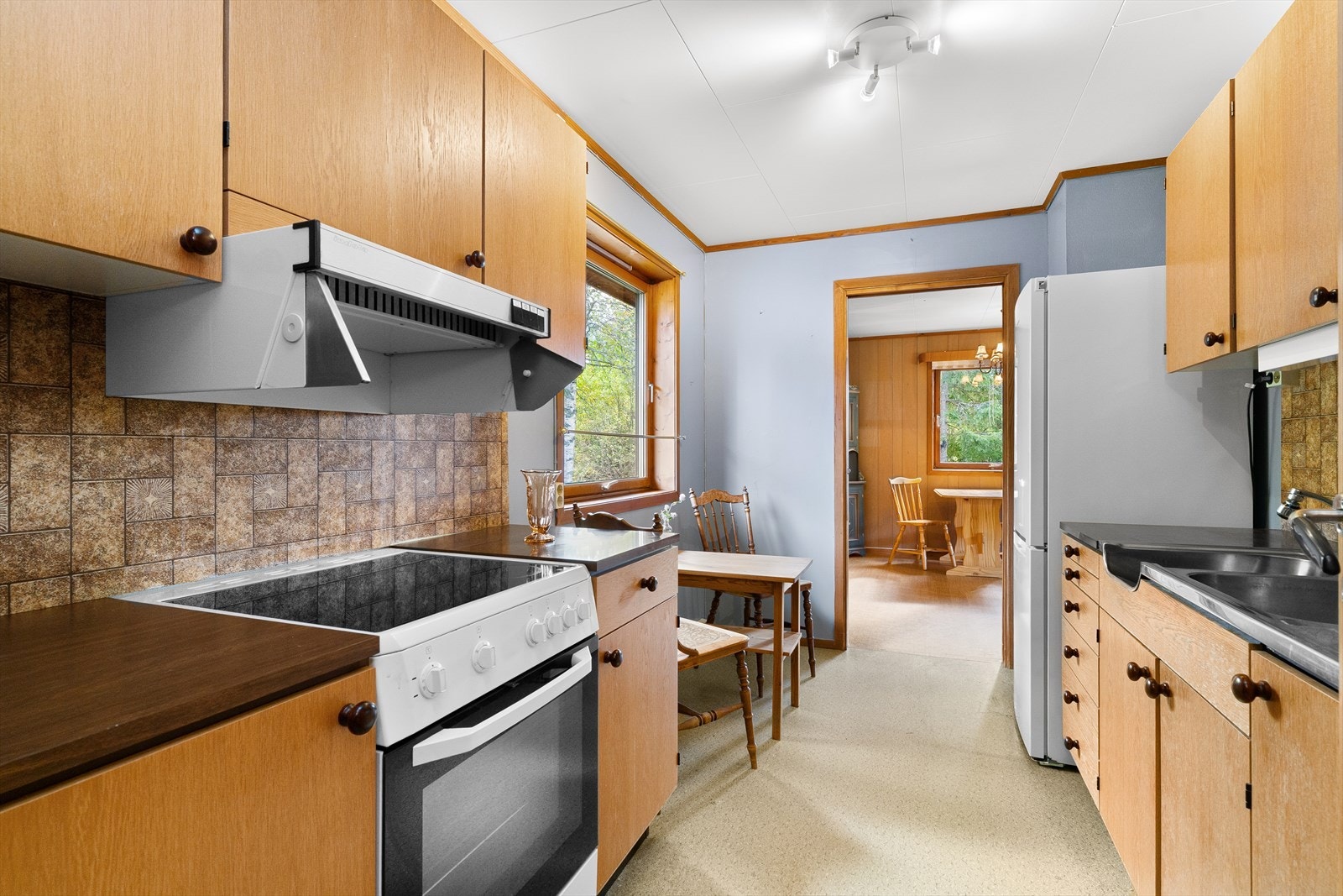 Kjøkkenet er innredet med glatte fronter og laminert benkeplate. Galleribilde