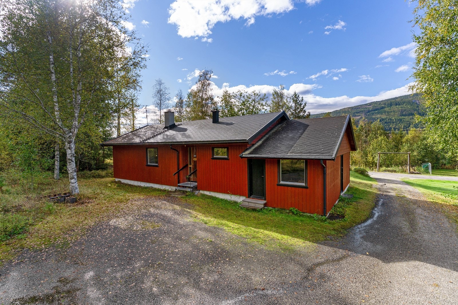 En eldre enebolig, beliggende fint til i et barnevennlig og etablert boligområde. Galleribilde