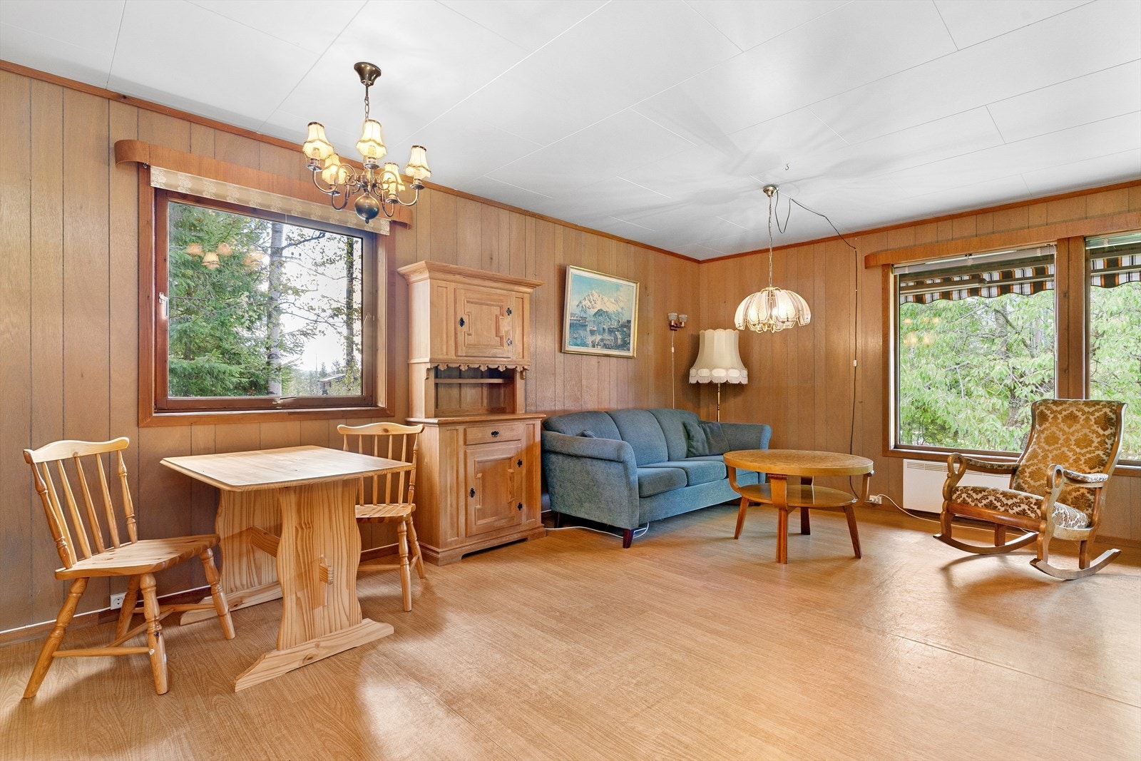 Spiseplassen har sin naturlige plassering nær kjøkkenet. Galleribilde