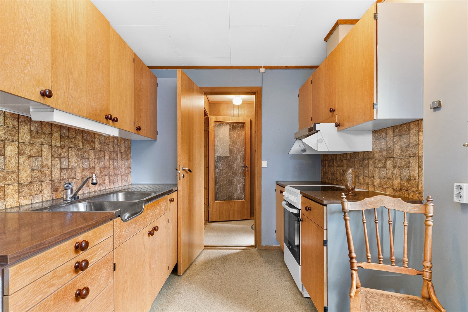 Innredningen har avsatt plass til hvitevarer som komfyr, stekeovn, oppvaskmaskin og kjøl/frys. Galleribilde