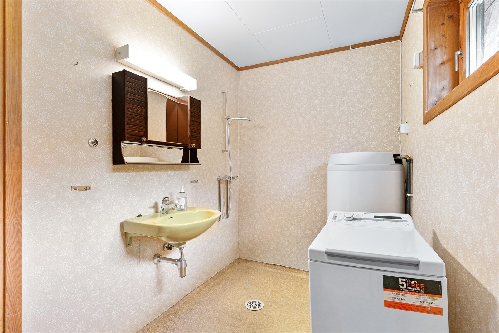 Overflatene består av vinyltapet på vegger, vinylbelegg på gulv, og takessplater i himling. Galleribilde