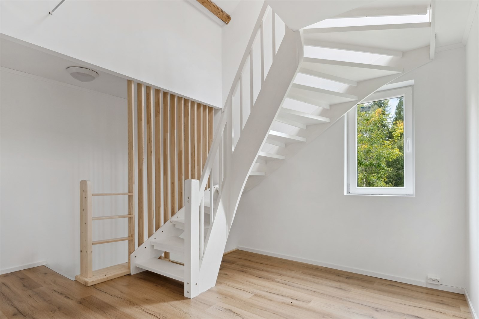 Plass til kontorpult eller lignende under trappa. Galleribilde