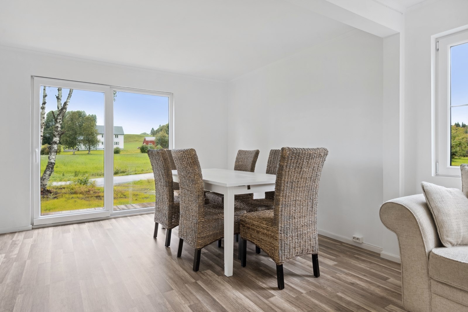 Lys og fin stue med skyvedør ut til trapp og hage. Galleribilde