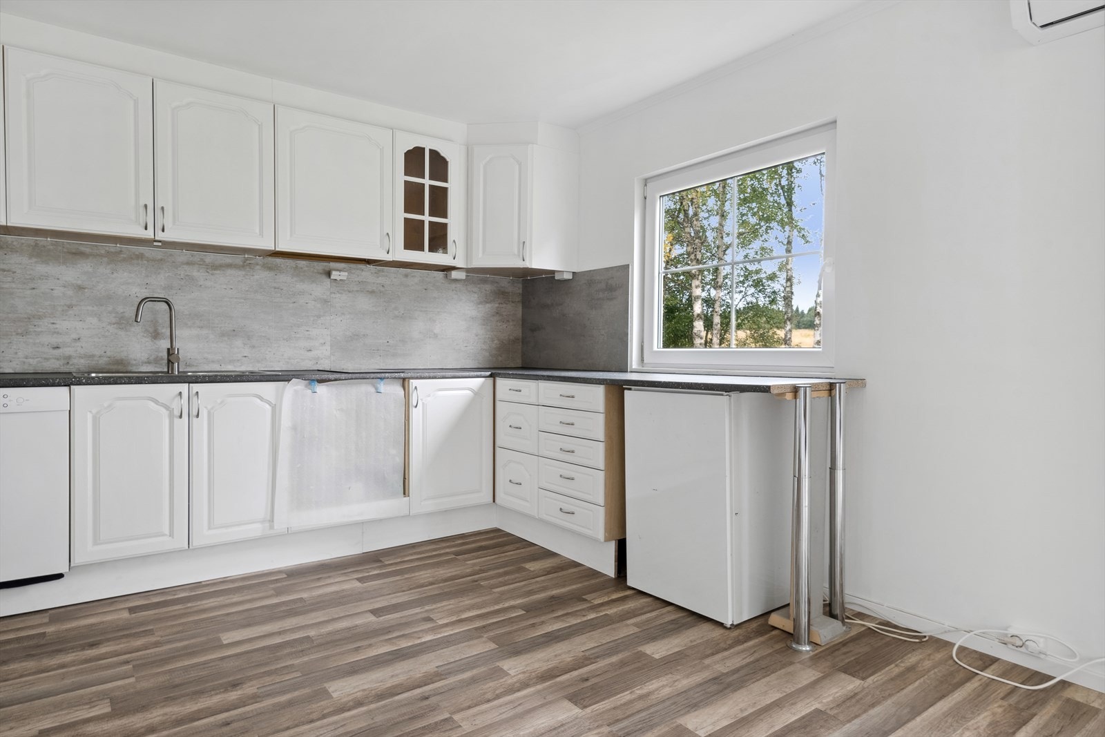 Med oppvaskmaskin, platetopp med to plater med komfyrvakt over, samt kjøleskap uner benk. Det er åpning i benk for stekeovn med 60 cm bredde under platetopp. Galleribilde