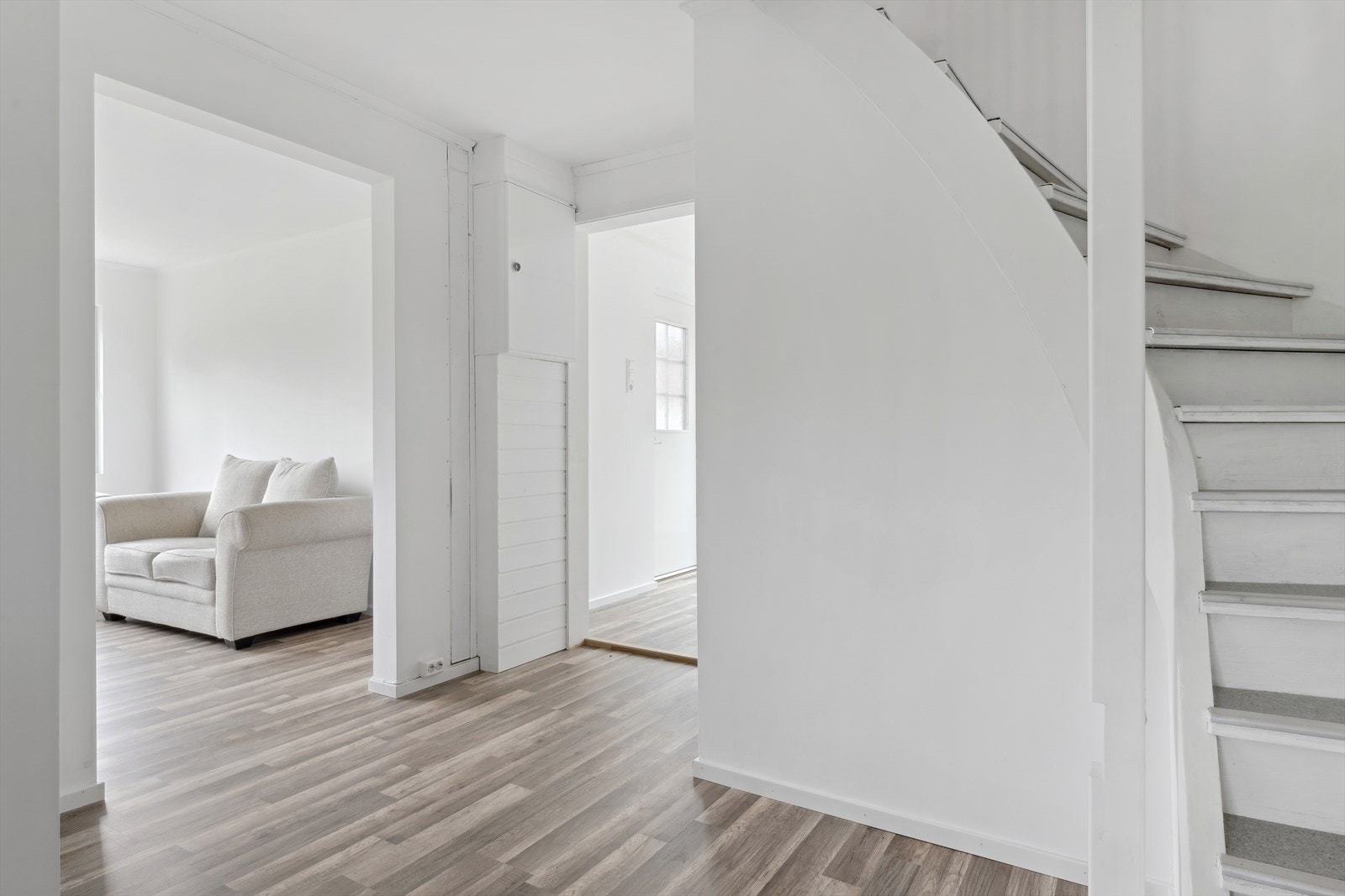 Trapp opp til 2 etasje som inneholder: Gang med plass til kontorpult og 3 soverom. Galleribilde