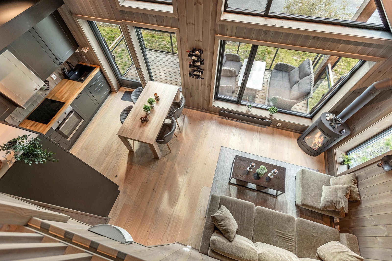 Fra hemsen kan man beskue stue og kjøkken i 1. etasje. Galleribilde