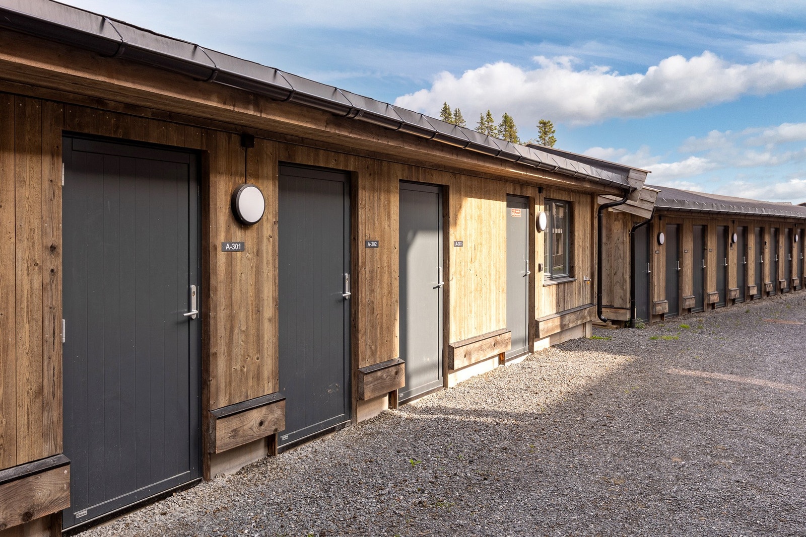 Det medfølger utvendig bod bak leilighetsbygget samt egen garasjeplass i felles garasjeanlegg. Galleribilde