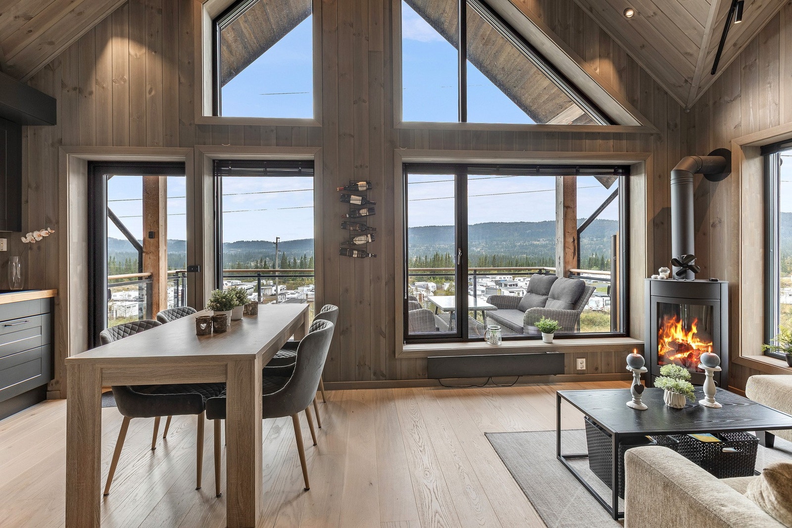 De store vindusflatene gir rikelig lys og utsikt, og gasspeis bidrar til ekstra hygge. Galleribilde