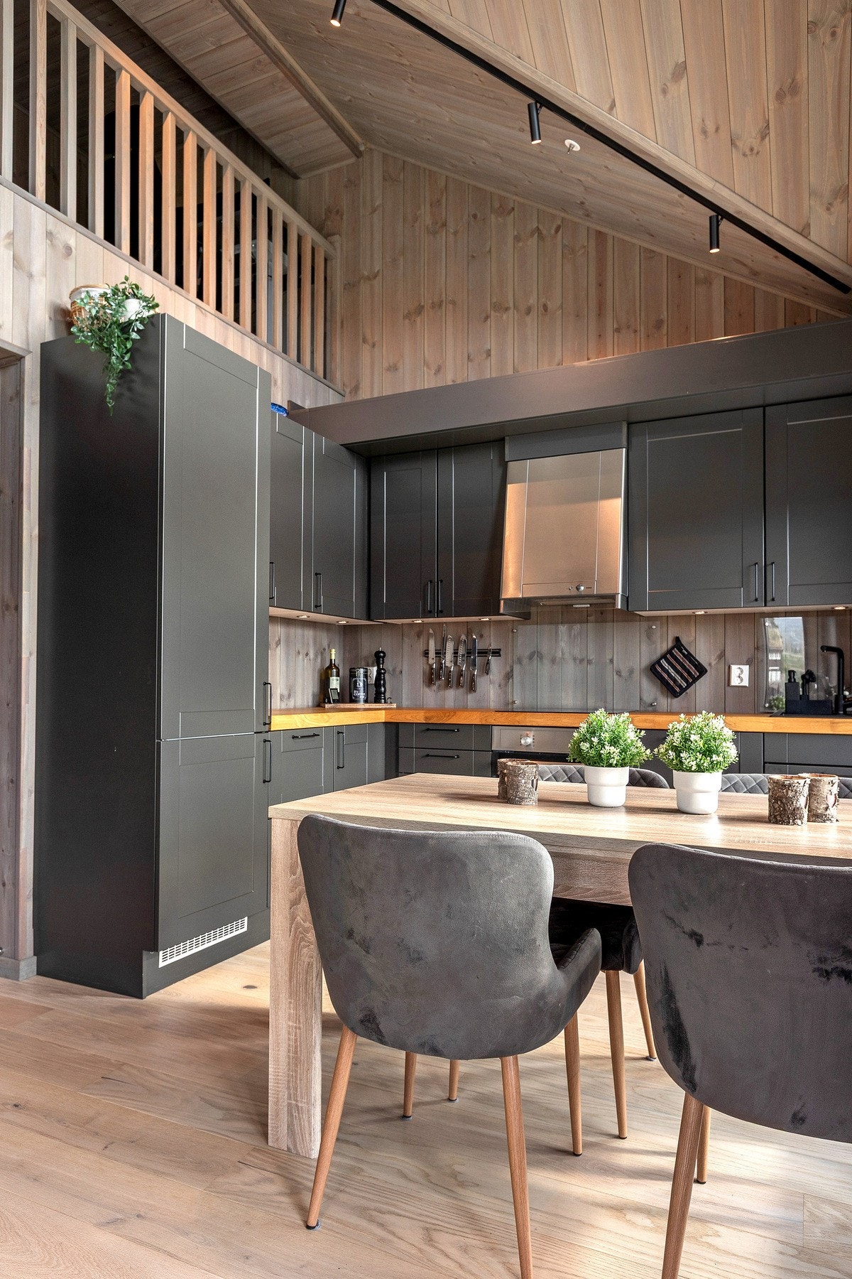 I forbindelse med kjøkkenet er det god plass til spisebord og stoler. Galleribilde