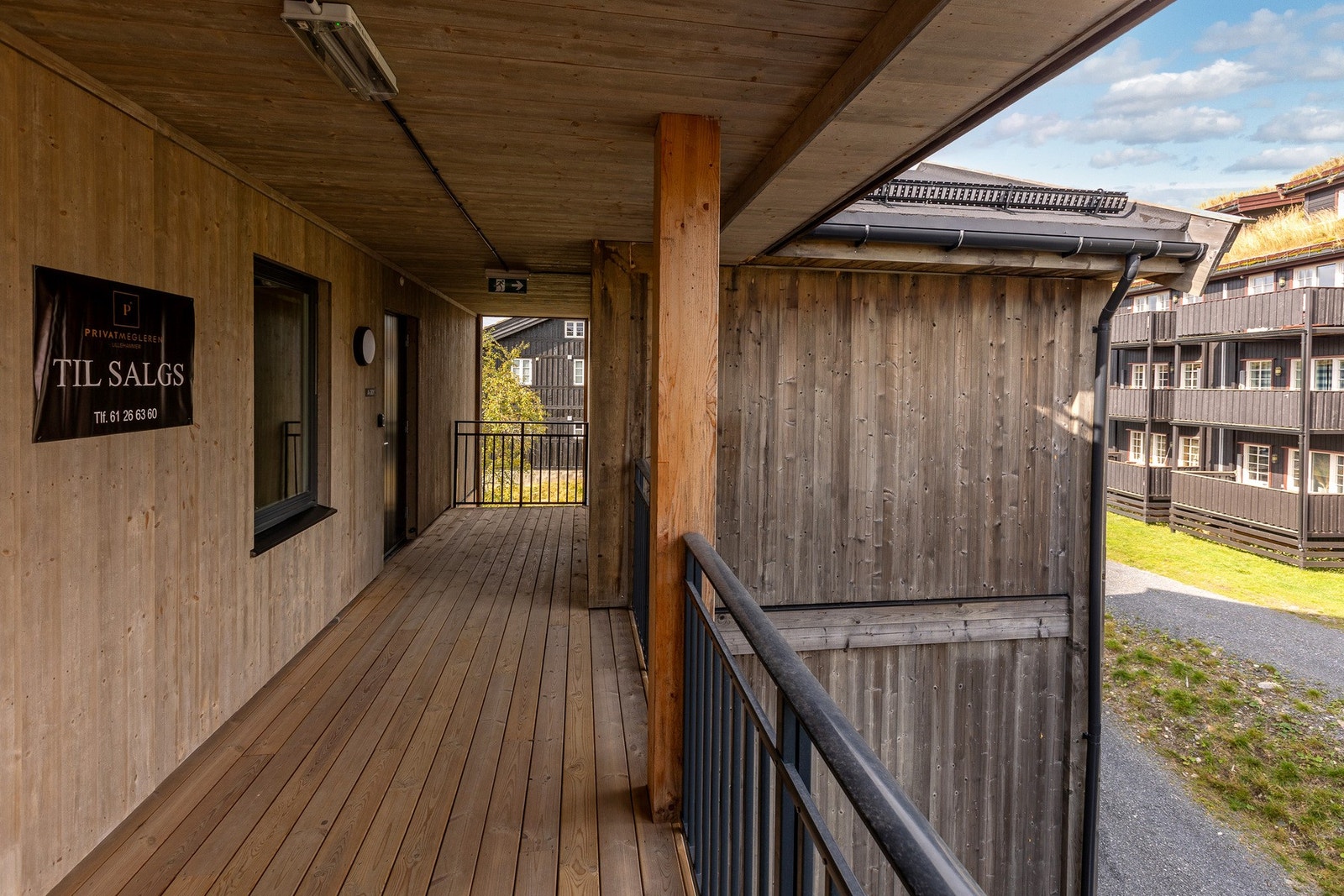 Inngang til leiligheten via svalgang. Galleribilde