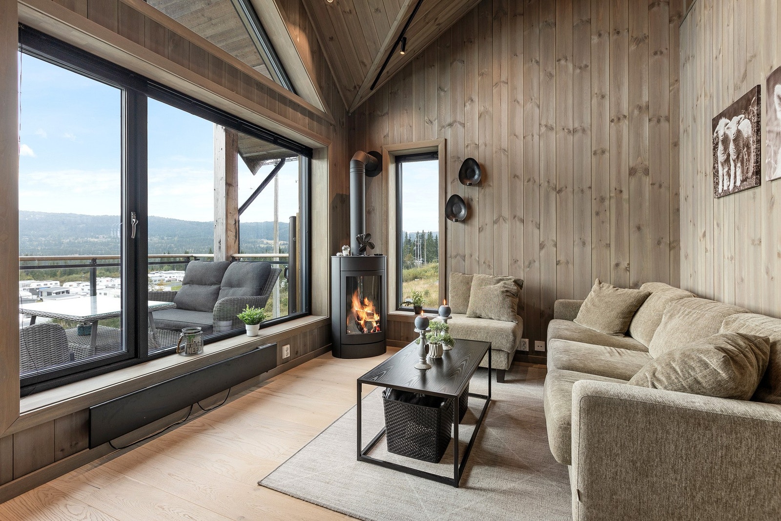 Her kan man sitte i sofaen og nyte den flotte utsikten og slappe av etter en lang dag utendørs. Galleribilde
