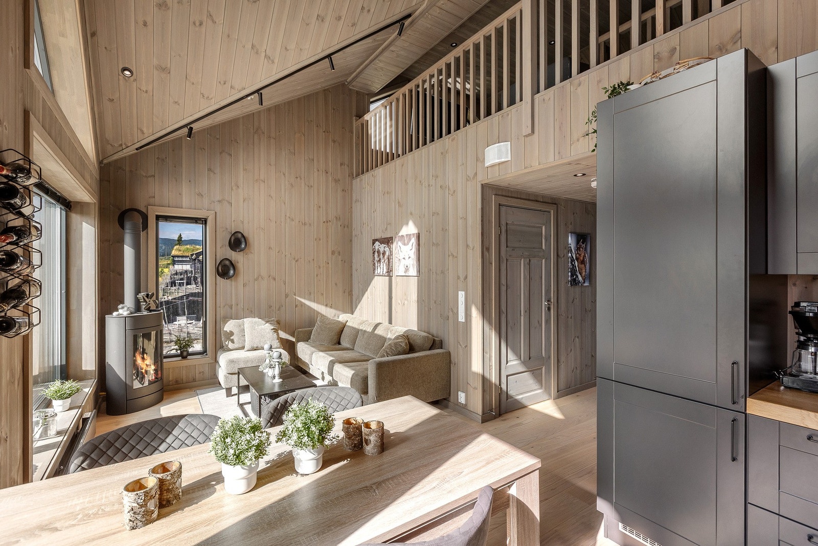 Åpen kjøkken- og stueløsning skaper en sosial sone. Galleribilde