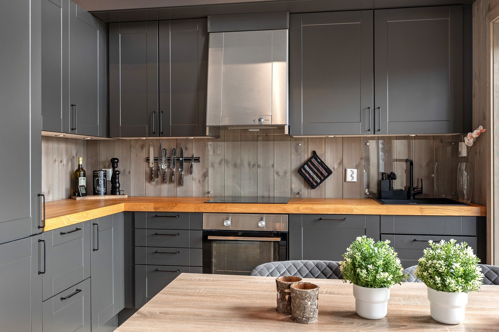 Flott kjøkken med innredning med mørke fronter og over- og underskap. Galleribilde