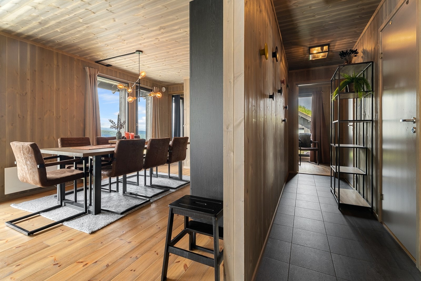 Gangen har praktisk flislagt gulv, hvor det er enkelt å kle av seg yttertøy etter en lang dag i fjellet eller i skibakken. Galleribilde