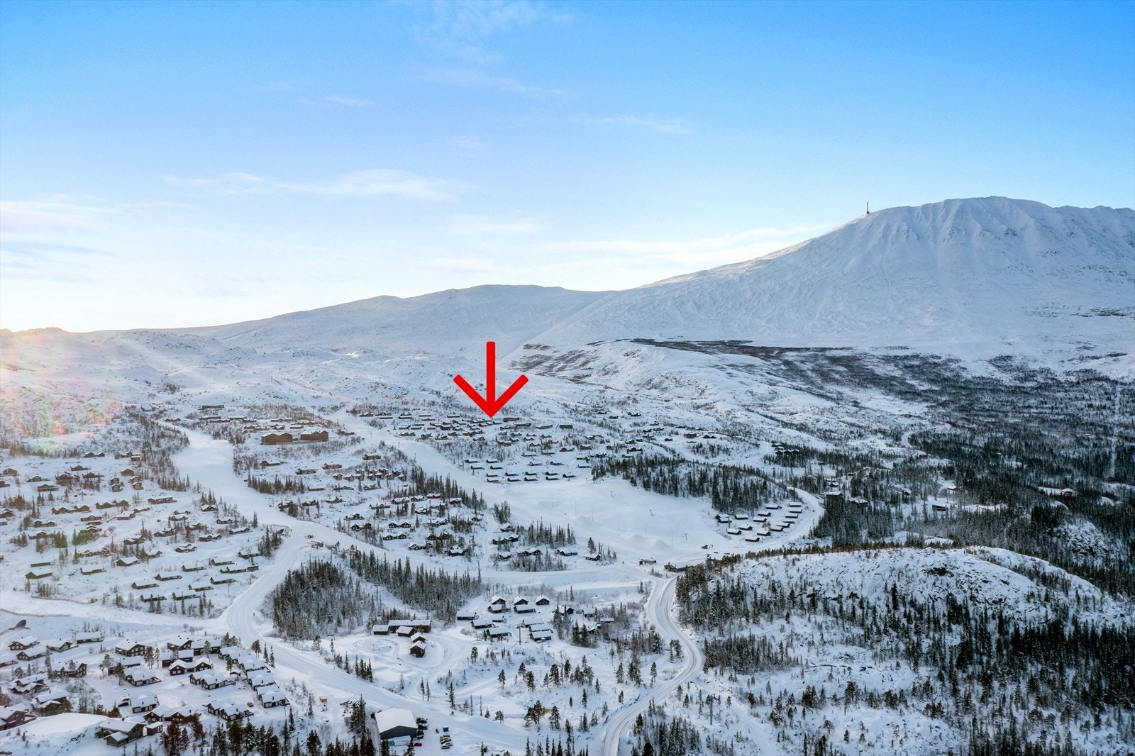 Rød pil viser hytta sin beliggenhet. Galleribilde