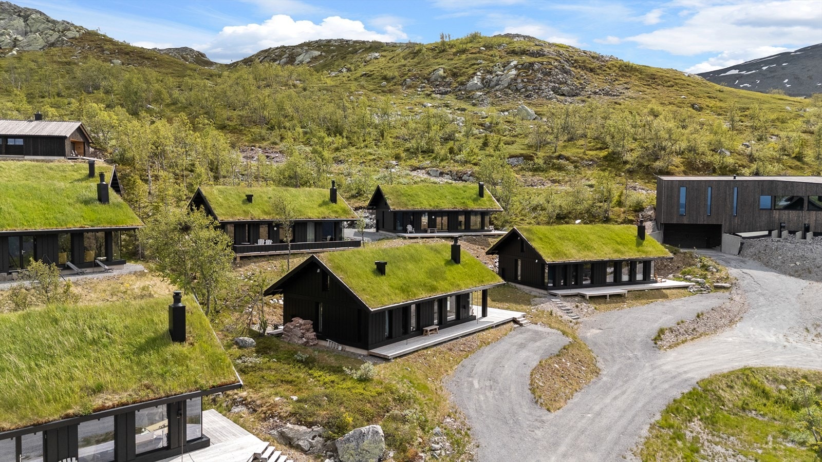 Hytta ligger fint til i terrenget med god utsikt Galleribilde