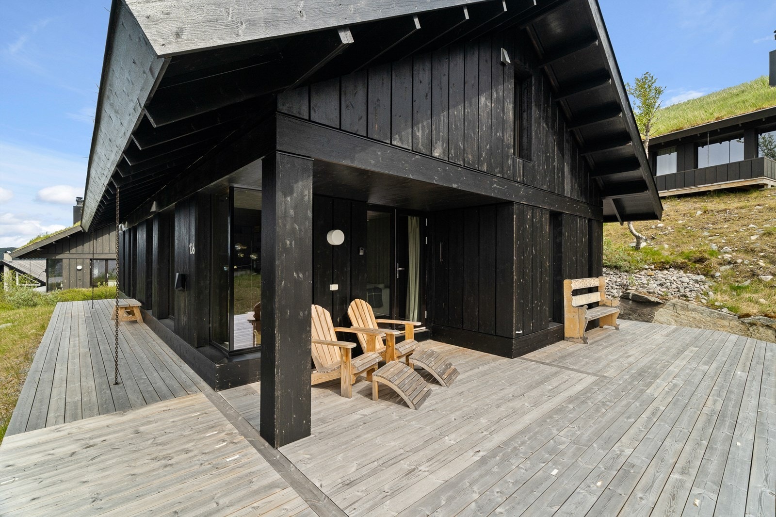 Hytta ble bygget i 2019 og har innholdsrik planløsning over to plan. Galleribilde