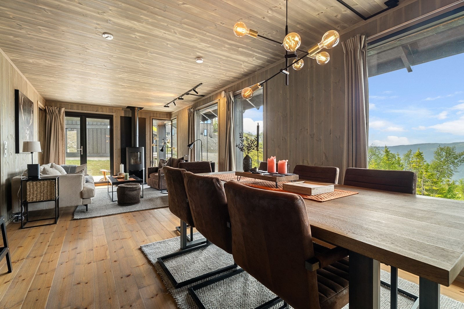 Stuen har god planløsning med god plass til sofagruppe og spisestue. Galleribilde