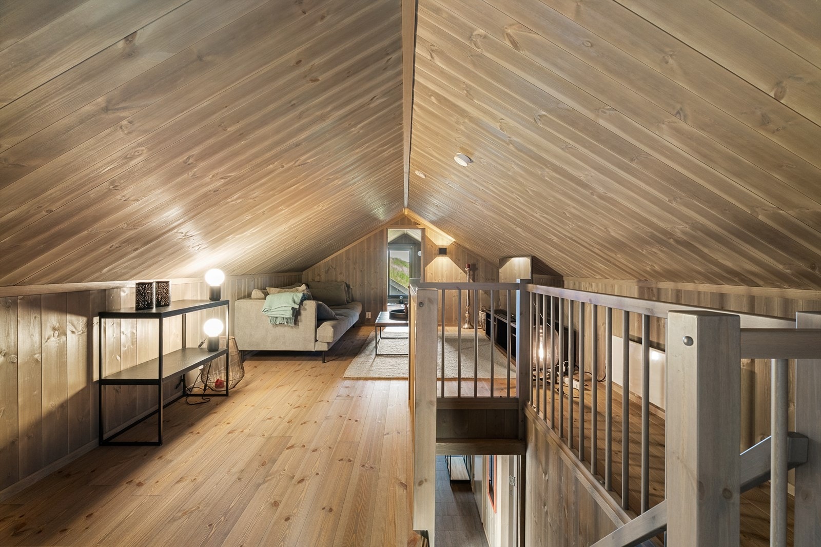 Koselig loftstue - perfekt som en ekstra oppholdsplass. Taket på det høyeste er 189cm og telles derfor ikke som målbart areal. Gulvflaten er oppmålt til 42 kvm. Galleribilde