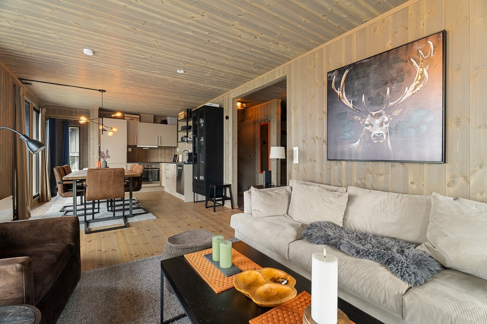 Fine overflater med heltre gulv, og panel på vegger og i himling. Galleribilde