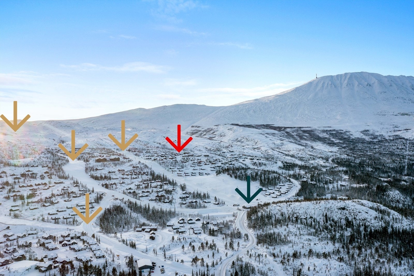 Rød pil viser beliggenheten til hytta. Gull pilene viser alpinbakkene og blå pil viser Bygget hvor det er servering av blant annet pizza, boller, kaffe, kakao samt afterski på dagtid. Galleribilde