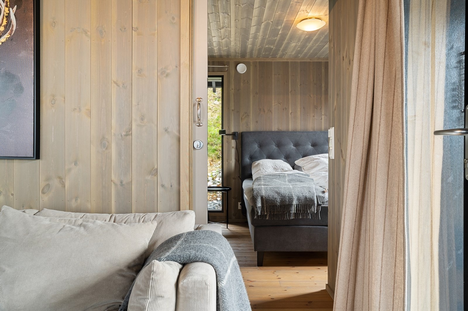 Det er totalt 5 soverom - 3 nede og 2 på loftet. Galleribilde