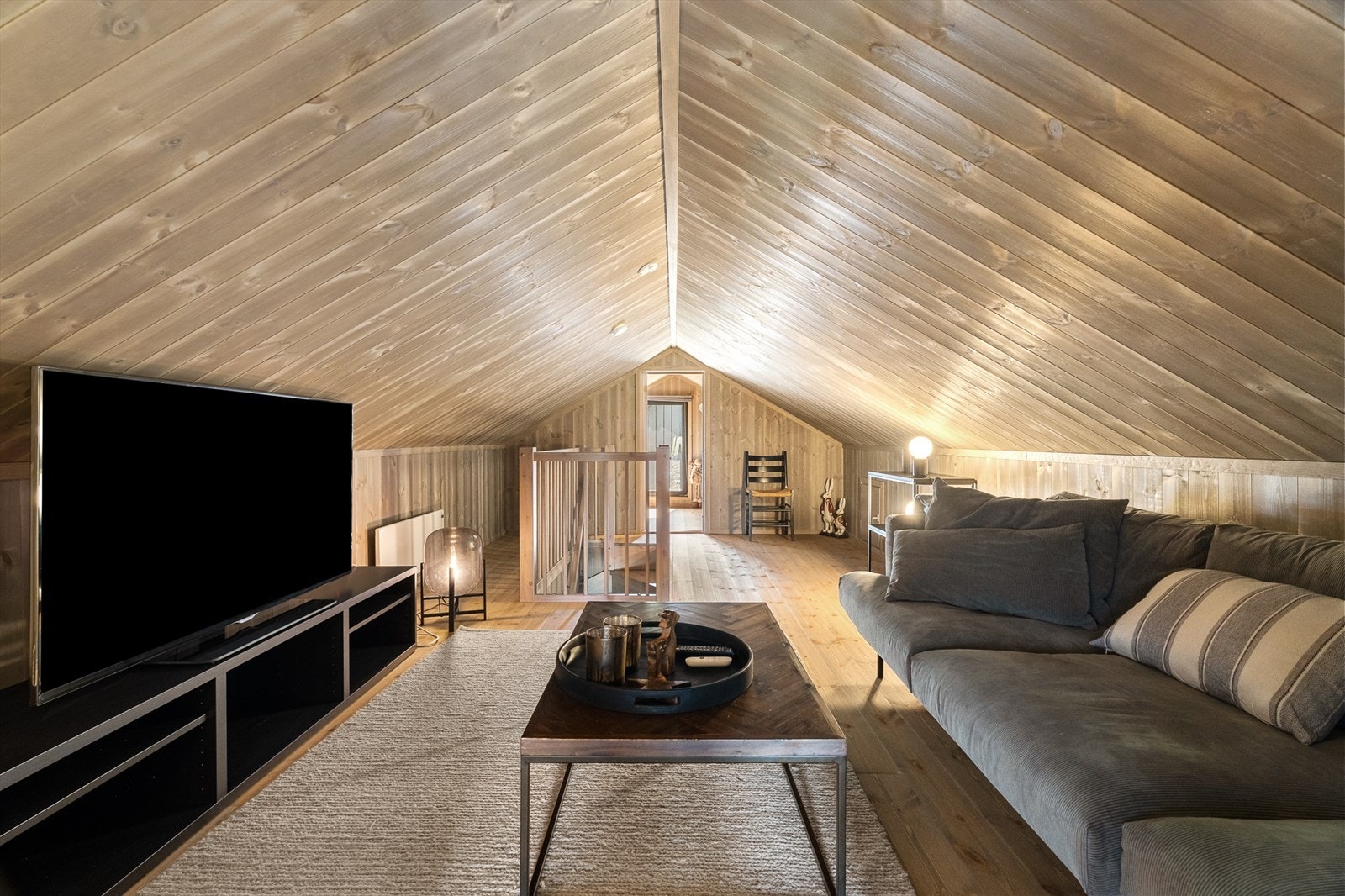 Stua passer ypperlig som TV-krok, kontor, lekestue eller leserom. Galleribilde